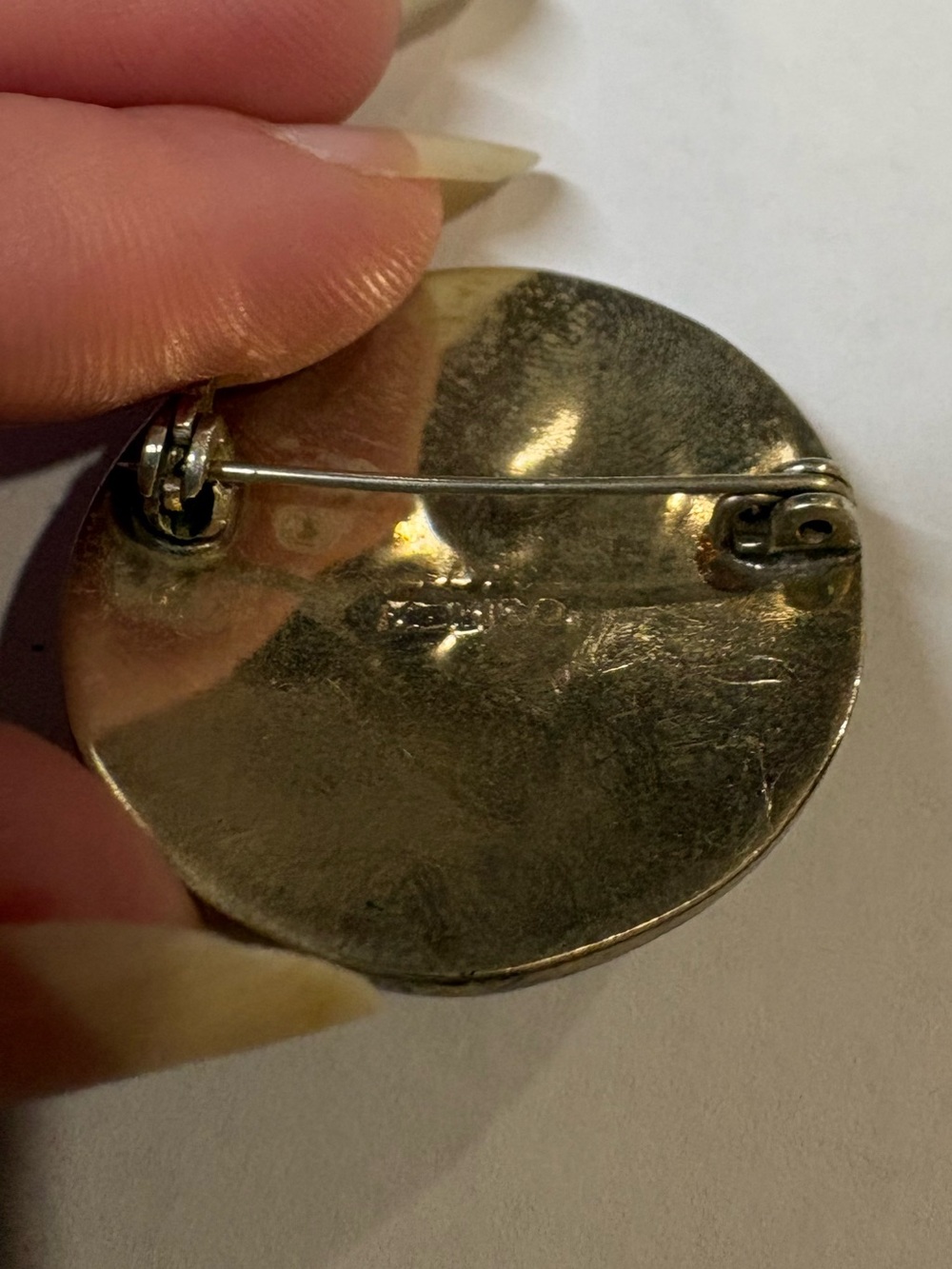 Abalone Shell V-Inlay Round Brooch - Picture 4 of 5